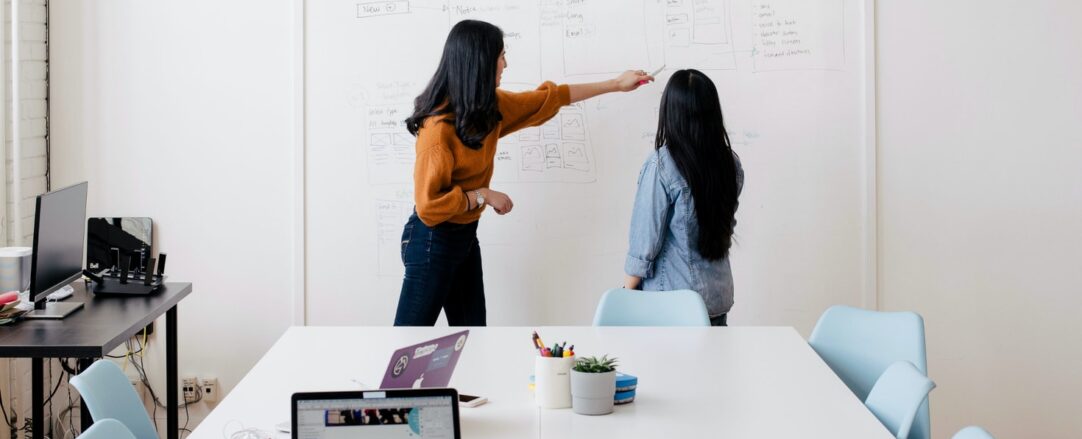 photo-1557425955-df376b5903c8 women brainstorming ideas